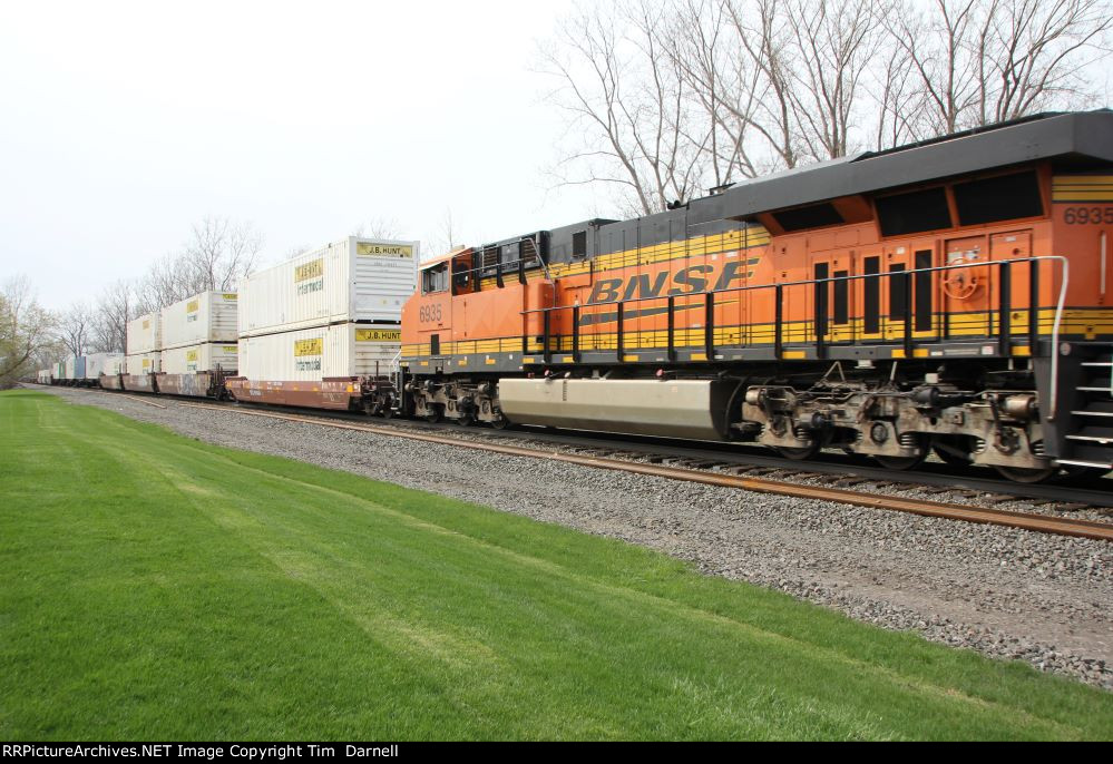 BNSF 6935 on 264